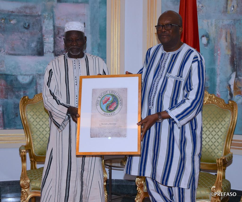 rochkaborepf's tweet photo. Immense fierté ce lundi au Palais de Kosyam en compagnie du Nobel Alternatif 2018, notre compatriote Yacouba Sawadogo de retour de Stockholm.
Je lui ai renouvelé mes compliments et traduit la reconnaissance de la Nation pour son combat contre l'avancée du désert au Sahel. https://t.co/NEHRmxEUDt
