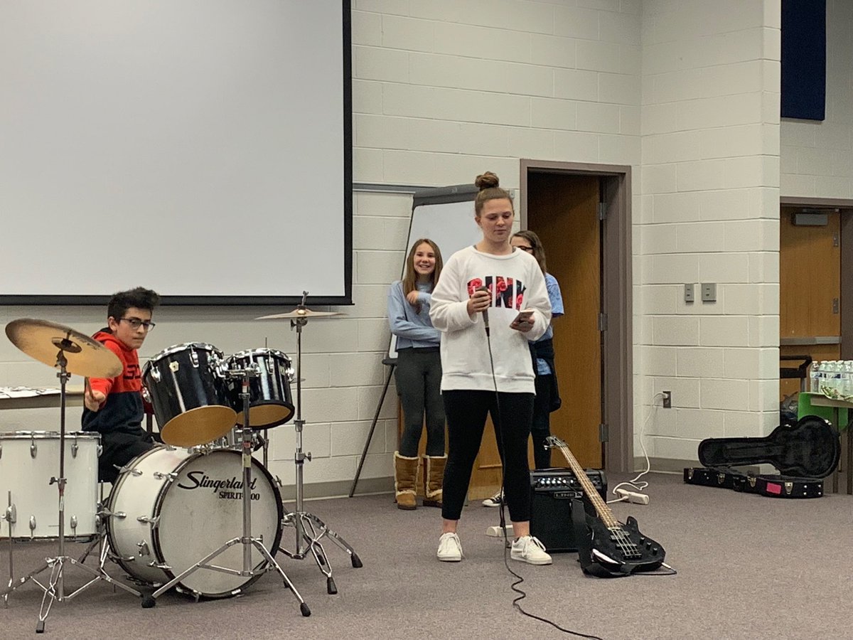 jesuisdebra's tweet photo. Takes guts to sing in front of the faculty ! Go Go Go School of Rock. ⁦@kilmercougars⁩ ⁦@FCPSR2⁩ ⁦@RljamesRon⁩ https://t.co/jiHQN6gXw7