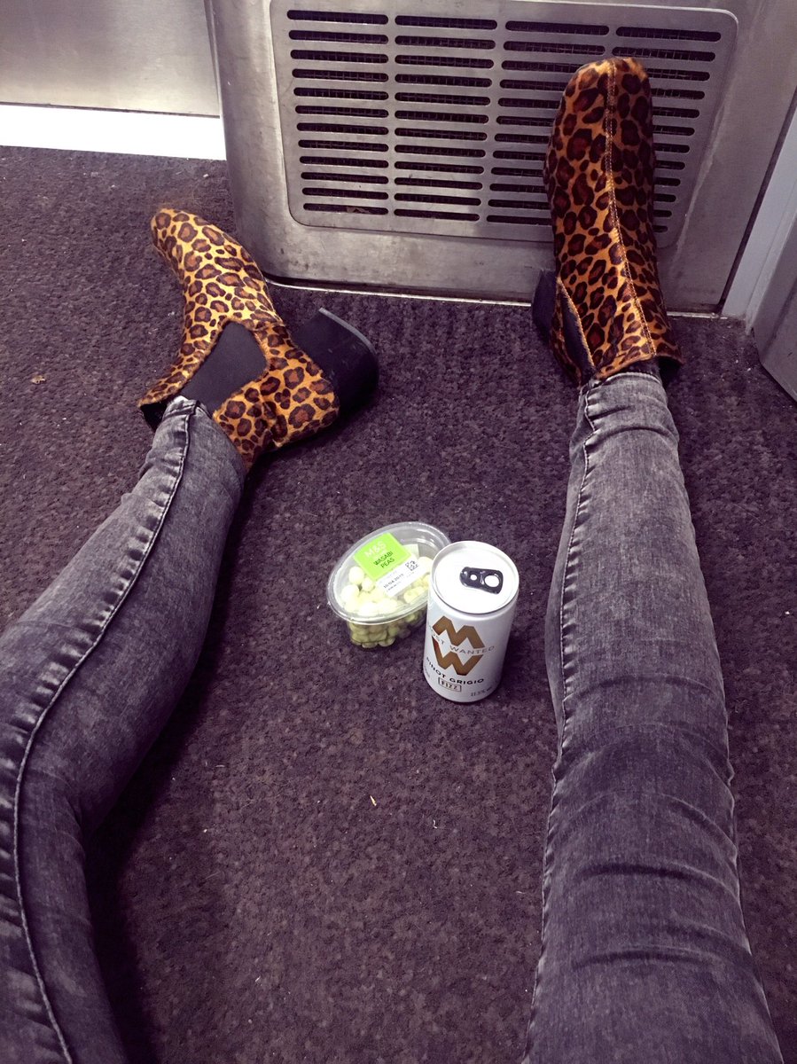 Laurensamuels88's tweet image. No seats but I have my can of wine so... #imalady