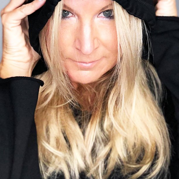 sbcreativegroup's tweet photo. WHO DO YOU SEE WHEN YOU LOOK IN THE MIRROR
This was one of the hardest things I had to do last year - Stare at myself for 3 mins without looking away and learning to love my reflection. Try it, what do you see
#Selflove #Flawsome #JudgementFREE #Gratitude #IAMWorthy #IAMMany https://t.co/ikJzN0XAO0