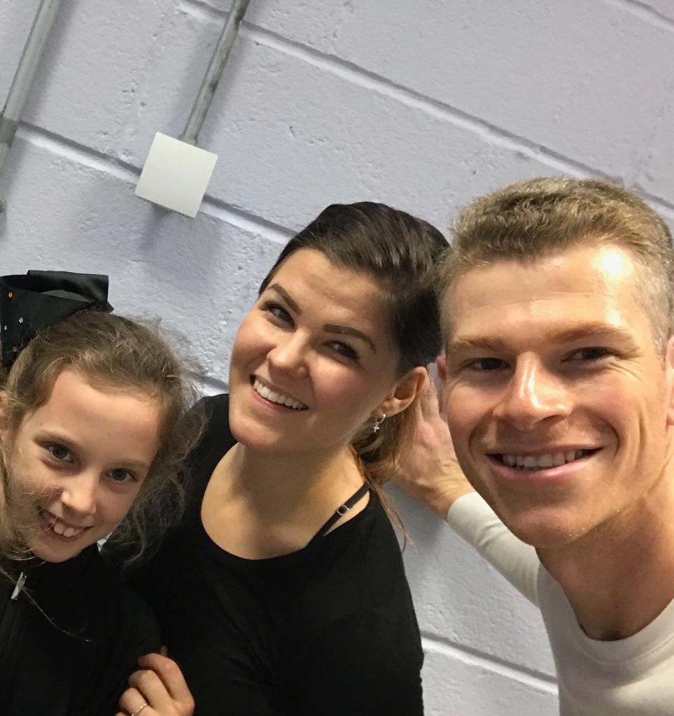 CharzSav87's tweet photo. @dancingonice my #skatingstar Billie Bluebell got to meet some #dancingonice #celebs @HamishGaman @saaraaalto today! You made my little girl so happy #biggestsmiles #iceskating #dreamcometrue https://t.co/5vZtMqFOP4