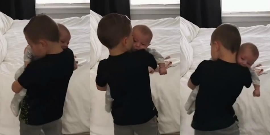 VIZENTEMORA's tweet photo. Pequeño niño calma a su hermana bebé que no dejaba de llorar y ... - El Comercio https://t.co/ca1W46H1cn https://t.co/JcCsSUtLwb