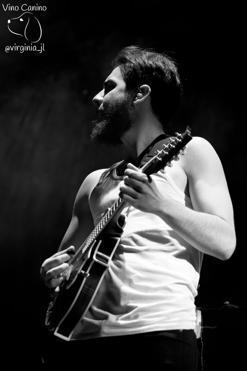 Virginia_JL's tweet photo. Fotito (color y BN) de @Nacho_Mur en concierto de @estoesLaMODA .
#lamaravillosaorquestadelalcohol #nachomur https://t.co/6uAye1no4N