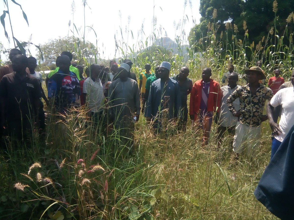Plateausdgs's tweet photo. Plateau SDGs to construct PHC Clinics, Schools &amp; Boreholes in all 17 Local Govt.Areas of the State and work to commence early December, 2018. The Coordintor, Hon. Samuel Damla told the People of Qua'an Pan LGA when he visited some of the Project sited locations in Nleet and Kwoor https://t.co/hDg6sUk3Wi