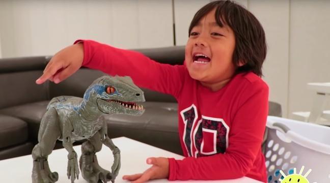 20Minutes's tweet photo. Le YouTuber Ryan, 8 ans, gagne 22 millions de dollars par an en déballant des jouets https://t.co/YbfyDtjp8Y https://t.co/vXJCJTZ3cD
