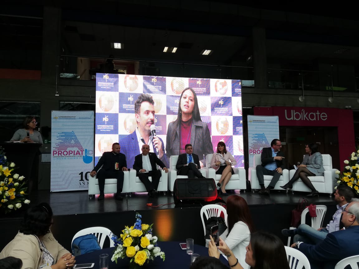 En el marco de los 10 años de la Uniminuto Virtual y a Distancia, el rector de la UNAD <a href="/JaimeLeal_/">Jaime Leal Afanador</a> , reflexiona acerca del presente y el futuro de la educación a distancia, el nuevo rol del docente y el impacto social en la transformación del país.
<a href="/UNIMINUTOCOL/">UNIMINUTO</a>