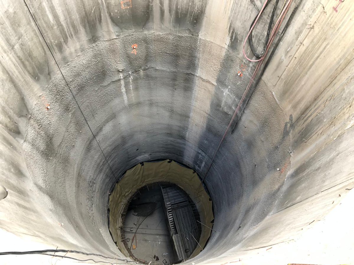 SOBSECDMX's tweet photo. Los trabajos para la ampliación de la Línea 12 del Metro continúan; en la lumbrera Barranquilla se realiza el armado de acero de refuerzo y la colocación de anillo de intersección en el túnel. #ObrasCDMX #MásMetro https://t.co/W9SPxcbef6
