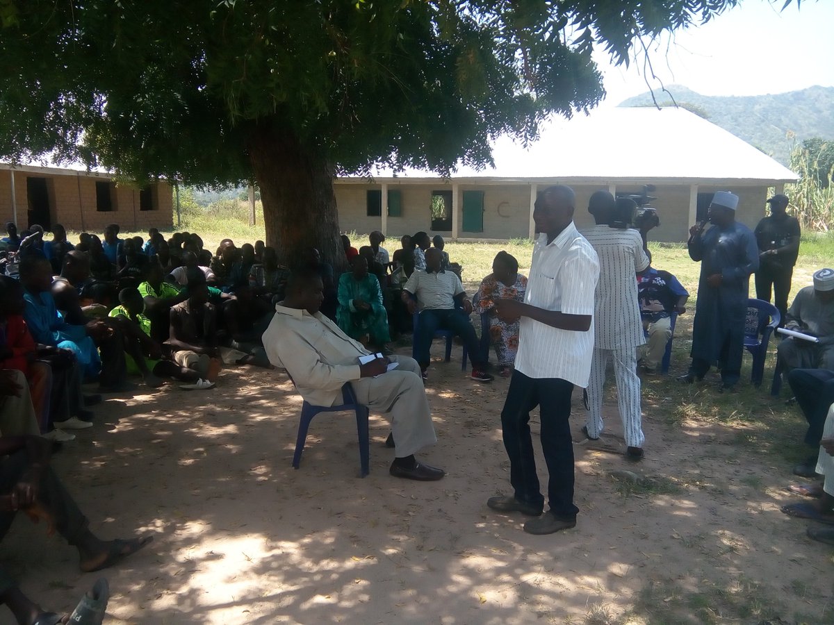 Plateausdgs's tweet photo. Plateau SDGs to construct PHC Clinics, Schools &amp; Boreholes in all 17 Local Govt.Areas of the State and work to commence early December, 2018. The Coordintor, Hon. Samuel Damla told the People of Qua'an Pan LGA when he visited some of the Project sited locations in Nleet and Kwoor https://t.co/hDg6sUk3Wi