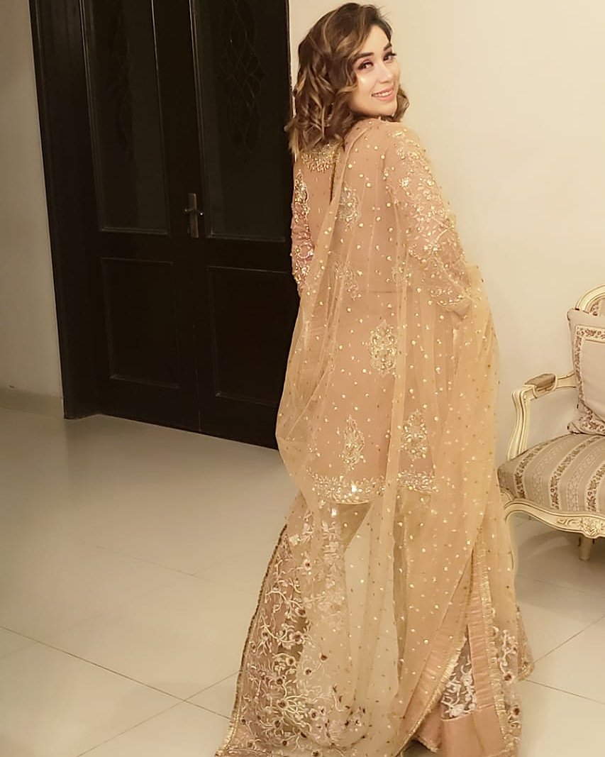 starlinkspr's tweet photo. Komal Rizvi stuns in Mona Imran at a family wedding π loving the desi look from head to toe!!
#komalrizviofficial #monaimran #designerwear #glitter #komalrizvi #singer #celebrity #weekend #wedding #famjam #family #celebration #gold #mehendi #dholki #shenanigans #desigirl https://t.co/Pae1TENnnD