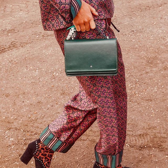 RoxleneCreative's tweet photo. Swag bag •
•
•
•
#bag #hangbag #handbagporn #baglovers #fashion #fashionlovers #fashionstylestar #stylish2018 #pyjamatrend #fashiontrend #greenhandbag #leopardprintboot #pyjamasuit #swag #fashionista #fashionqueen #fashionstylist #editorialstylist #c… https://t.co/ylJQzio4HY https://t.co/Gufb62YejV