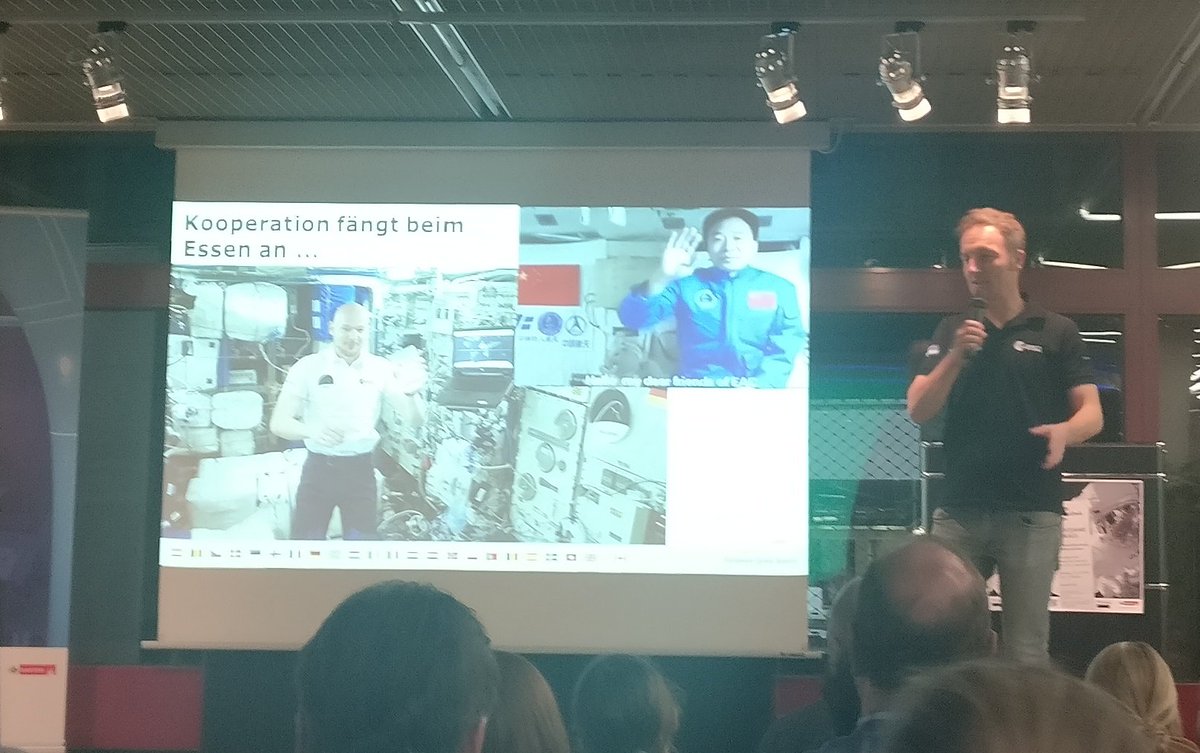 NautBio's tweet photo. Weil Liebe bekanntlich durch den Magen geht, bekam @Astro_Alex chinesisches Essen auf die ISS - und sein Kollege aus China im Austausch Französisches. 🍽️ Interessante Info vom @Explornaut. #geekscgn @stbibkoeln https://t.co/U0tJuNkec1