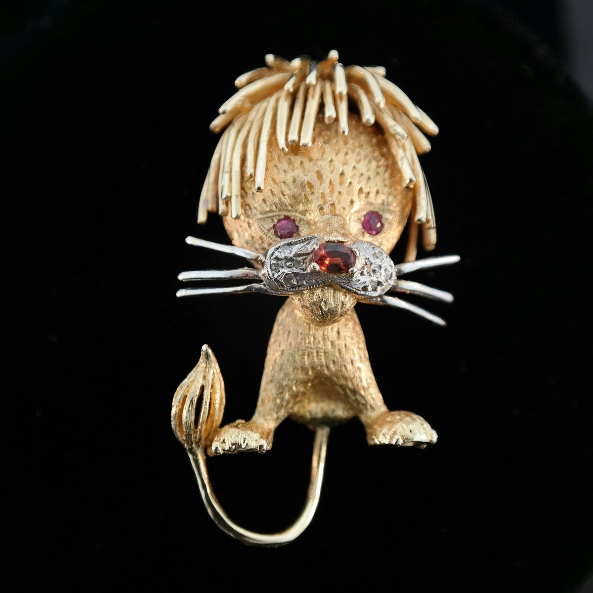 houstongold2's tweet photo. 14k Yellow gold Lion Pin with Rubies, Garnet and Diamonds. #yellowgold #vintage #rubies #garnet #diamonds #gold #artdeco #goldlion https://t.co/EObBrTAVBe