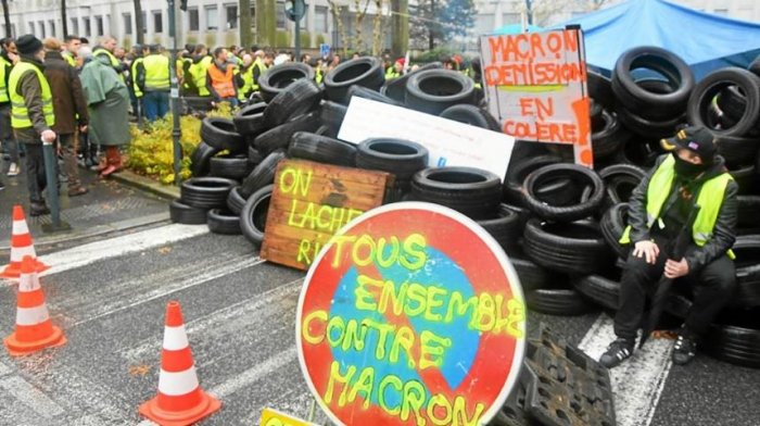 WinterOakPress's tweet photo. France on the brink: "Either we topple the system or it will crush us!"
Translated statement from French radicals.
#GiletsJaunes #InvisibleCommittee
@lundimat1 @anosamis 
https://t.co/uCnw5reP9T https://t.co/sjblpnS1wJ