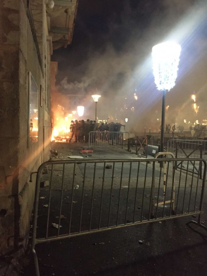 WinterOakPress's tweet photo. France on the brink: "Either we topple the system or it will crush us!"
Translated statement from French radicals.
#GiletsJaunes #InvisibleCommittee
@lundimat1 @anosamis 
https://t.co/uCnw5reP9T https://t.co/sjblpnS1wJ