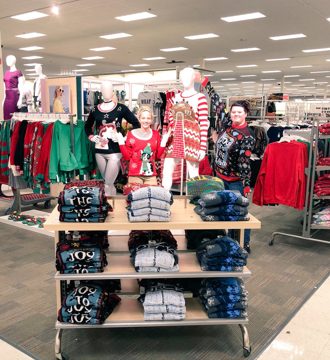 READY, SET, SELL!!! T-1280 has all your Christmas must haves! #D118Holidaydomination #Makingmoneymoves #T1280 <a href="/awibbs09/">Amanda Wibbenmeyer</a> <a href="/_KellyKrull_/">Kelly Trimble</a> <a href="/MorganSewell4/">Morgan Sewell</a>