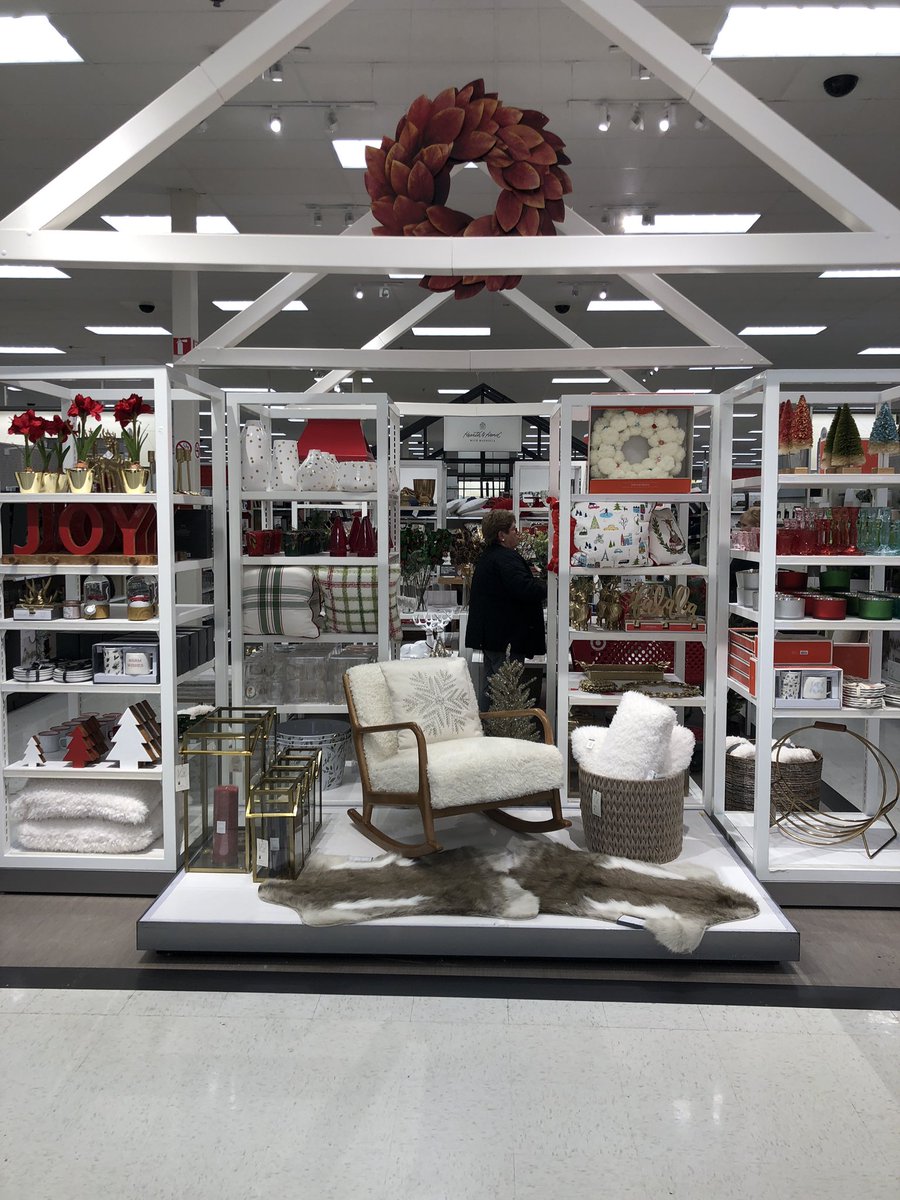 MorganSewell4's tweet photo. It’s the season!! ❄️☃️🌲🎄Guests love our festive vignettes at 1280! Also shout out to my awesome VML Jenna  for helping make this look so festive! #holidayseason #warmandcozy #T1280 @jenna_VML @awibbs09 @_KellyKrull_ @AMeyers137 https://t.co/PC6ZMbnHdt