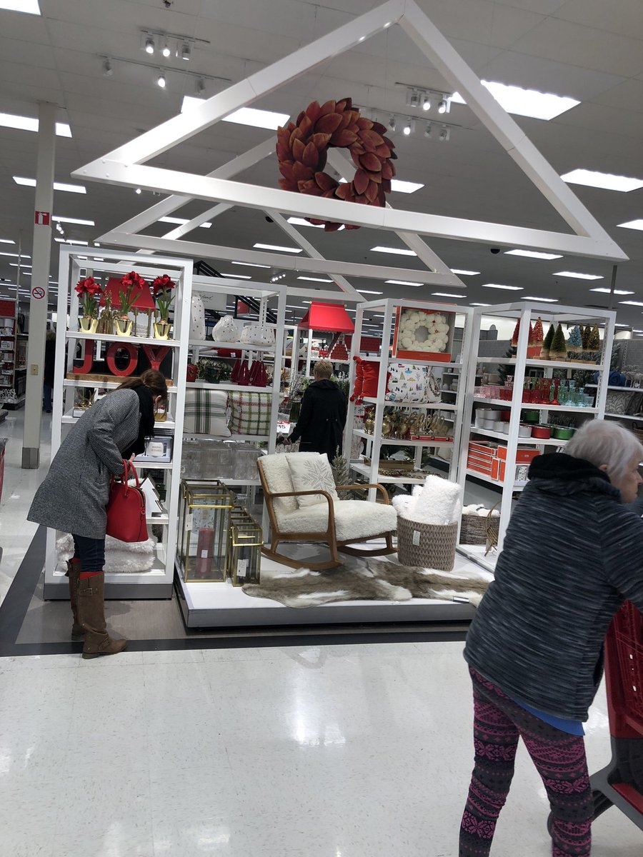 It’s the season!! ❄️☃️🌲🎄Guests love our festive vignettes at 1280! Also shout out to my awesome VML Jenna  for helping make this look so festive! #holidayseason #warmandcozy #T1280 <a href="/jenna_VML/">Jenna Michelle</a> <a href="/awibbs09/">Amanda Wibbenmeyer</a> <a href="/_KellyKrull_/">Kelly Trimble</a> <a href="/AMeyers137/">Adam Meyers</a>