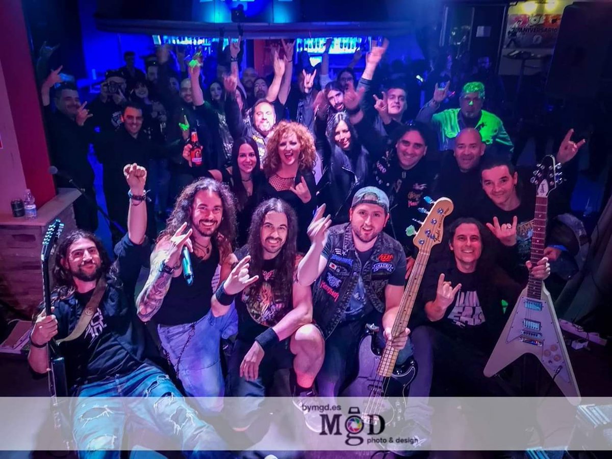 Muchísimas gracias a tod@s l@s que os acercasteis para disfrutar tanto o más que nosotros de una noche cargada de metal. Enhorabuena sobretodo a Xauenbangers Metal Club, que gracias a gente como vosotr@s que os lo currais tanto, el metal sigue vivo.
Nos vemos pronto!!!!!
