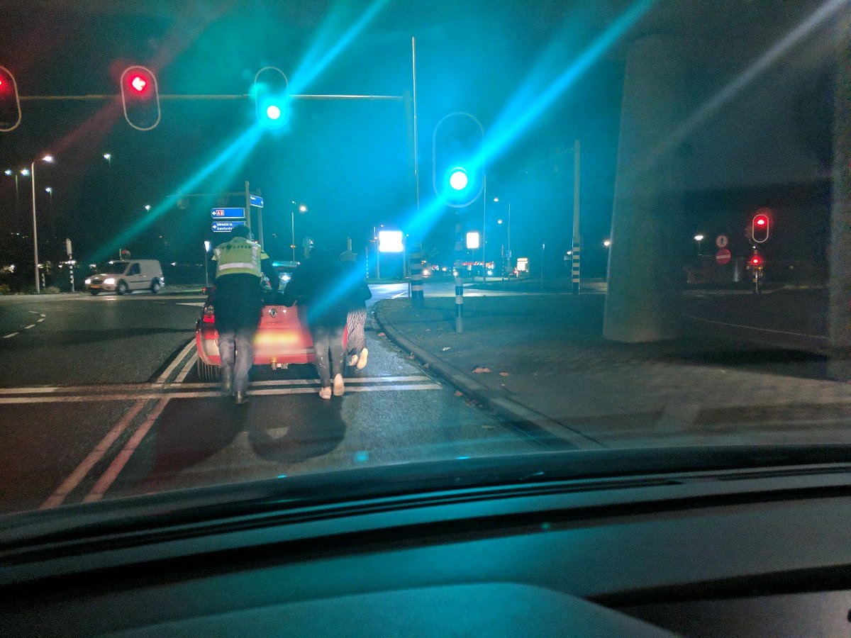 Van handtekeningen halen op verschillende adressen naar een stukje dienstbaarheid vanwege een stil gevallen voertuig.