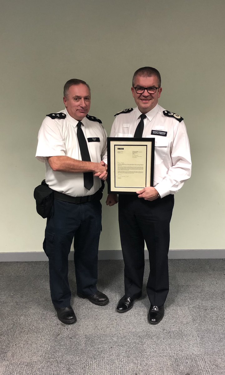 MPSBarkDag's tweet photo. Today, Inspector Jeffery Short from #KGTeamB was presented an extra long service award by Assistant Commissioner @MartinHewittMPS having completed 40 years service as a Police Officer. Congratulations, Sir, an amazing achievement! https://t.co/cNPd3NaYI4