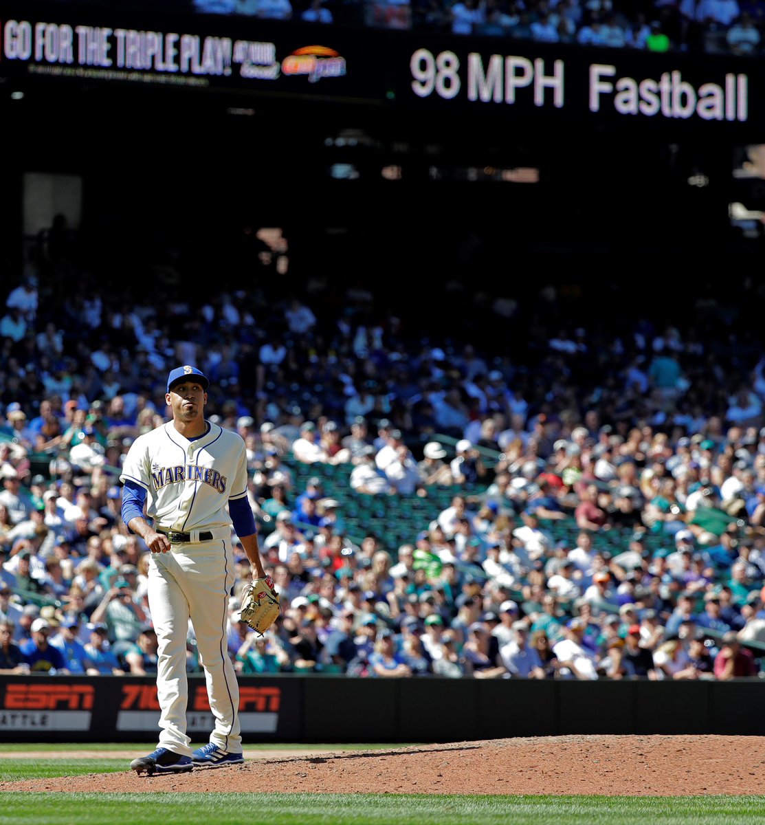SugarDiaz39's tweet photo. I am grateful to the @Mariners organization for giving me the opportunity to start my career with them and for all those who believed in me. Many thanks to my coaches and my teammates. Seattle fans, thank you very much for supporting me. Blessings to all. #Grateful #ThankYouAll https://t.co/Y92mdH0iWP