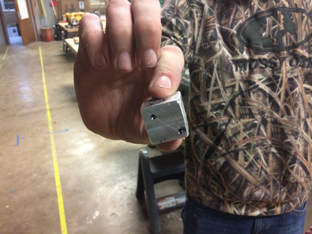 WMU_WolfDesigns's tweet photo. Milling out a solid aluminum dice set at #wmucsd #weldingandfabrication #dohardthings #highschoolshopclass https://t.co/FrQiIqpn5M