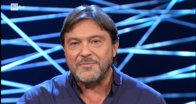 reportrai3's tweet photo. Chi indossa una griffe non sa che dietro non ci sono le mani abili di un artigiano, che poi magari rappresentava il lusso del nostro paese, ma quelle di uno schiavo. #Report https://t.co/3iTZgH0tes