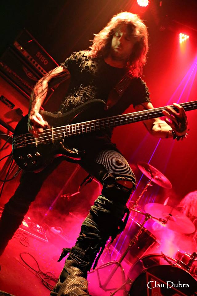 lepergod_arg's tweet photo. @lepergod_arg en @ClubVBar [10-11-18]
Foto por Clau Dubra.
#Lepergod #SiniestroExtasis #DeathMetal #BlackMetal #MetalArgentino
#WorkingOnNewAlbum2019 https://t.co/SDf0cu7RCK