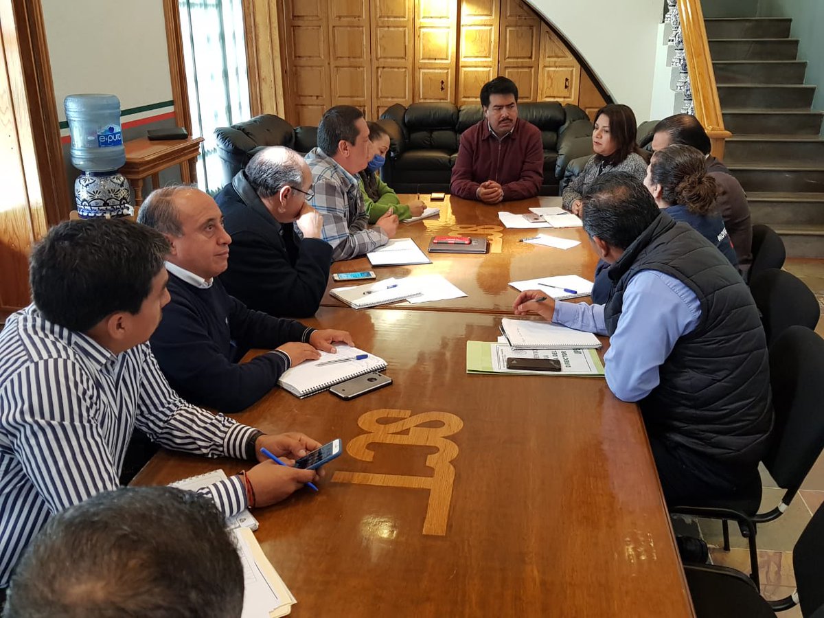 Aquino_Limon's tweet photo. Esta mañana sostuve una reunión de trabajo con Subdirectores y Jefes de Departamento del Centro @SCT_mx #Puebla

#HaciendoCaminos https://t.co/N4sW76WDHZ