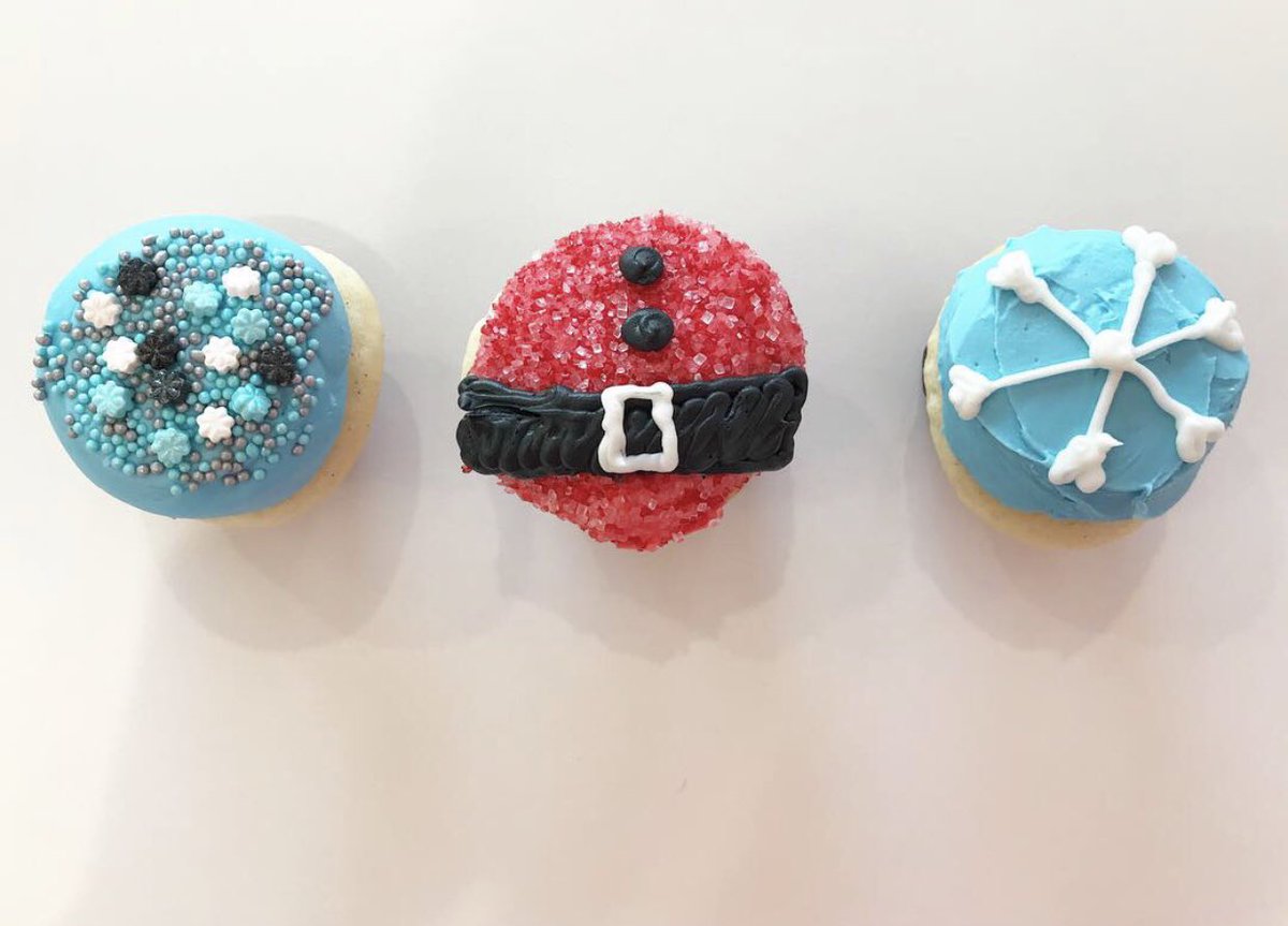 Don’t let the grinch steal your Christmas! Place your holiday order today! 😉 We have plenty of Christmas themed mini cupcakes that you can choose from to make the perfect set for you and your family! Call the shop today and let a Smallcakes employee help you out!🎄🎅💚❤️