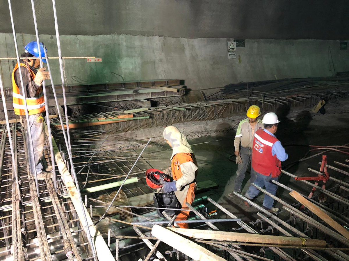 SOBSECDMX's tweet photo. En la lumbrera de Poniente 83 dirección Barranquilla en la ampliación de la Línea 12 del Metro se lleva a cabo la colocación de tubería galvanizada y de PVC. #ObrasCDMX #MásMetro https://t.co/HGyipXYNFr