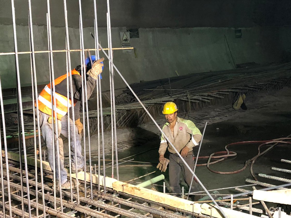 En la lumbrera de Poniente 83 dirección Barranquilla en la ampliación de la Línea 12 del Metro se lleva a cabo la colocación de tubería galvanizada y de PVC. #ObrasCDMX #MásMetro