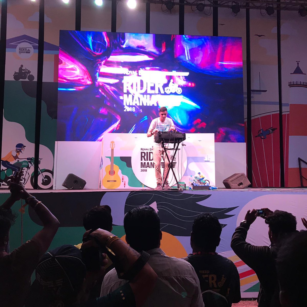 frenchmiracle's tweet photo. @saro_beatbox - India - @frenchmiracle tour 2018 - pix by @thibautboulais #frenchmiracle #frenchmiracletour #beatbox #loopstation #travel #trip https://t.co/8qSf6VceBX