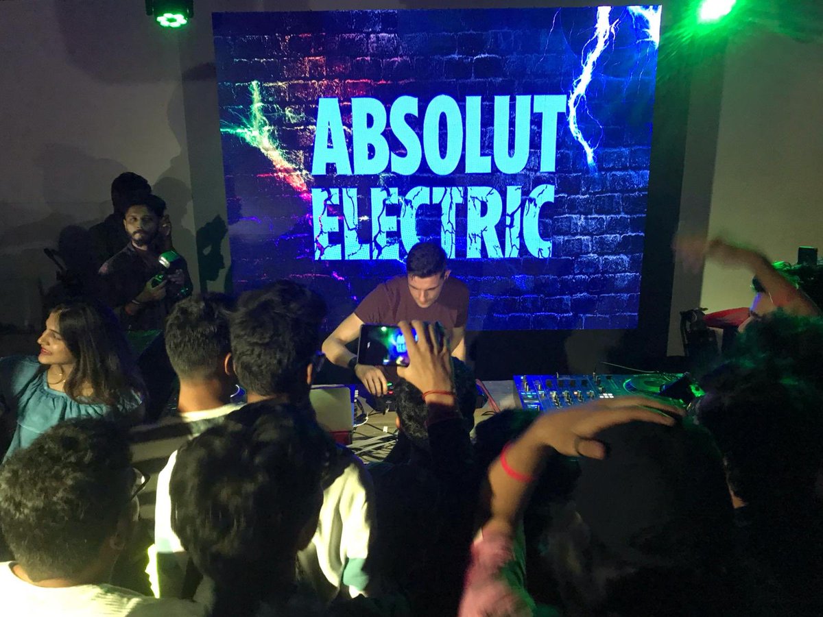 frenchmiracle's tweet photo. @saro_beatbox - India - @frenchmiracle tour 2018 - pix by @thibautboulais #frenchmiracle #frenchmiracletour #beatbox #loopstation #travel #trip https://t.co/8qSf6VceBX