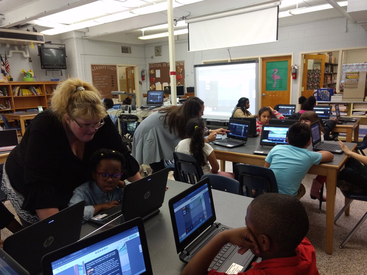 Rosie_Tech's tweet image. Hour of Code with  #fisherflamingos for #CodeRPS @DinaLogo1 @PfisterITRT @RPS_Schools