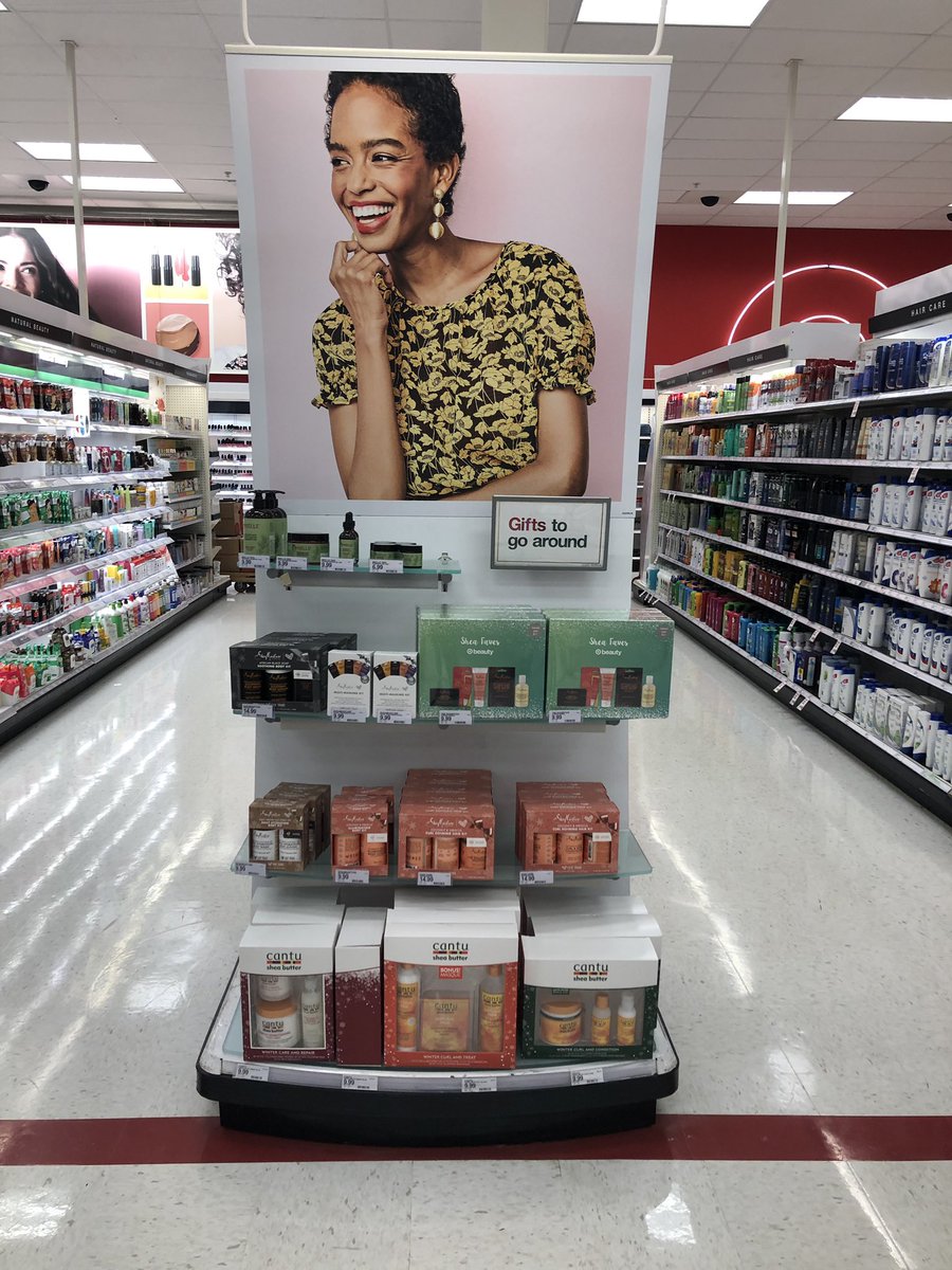 JessAnnBender's tweet image. 1972 filling those beauty end caps! Lots of great deals! #g190stockingstuffer @WeimerKati @rickd0055