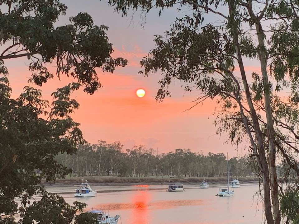 The Qld bushfire threat easing as  welcome rain falls on some fire affected regions and there's more to come. <a href="/abcbrisbane/">ABC Brisbane</a> <a href="/ABCemergency/">abcemergency</a> <a href="/abcnews/">ABC News</a>
Sunrise in Rocky this morning - thanks to <a href="/ChrissyArthur/">Chrissy Arthur</a> for the pic.