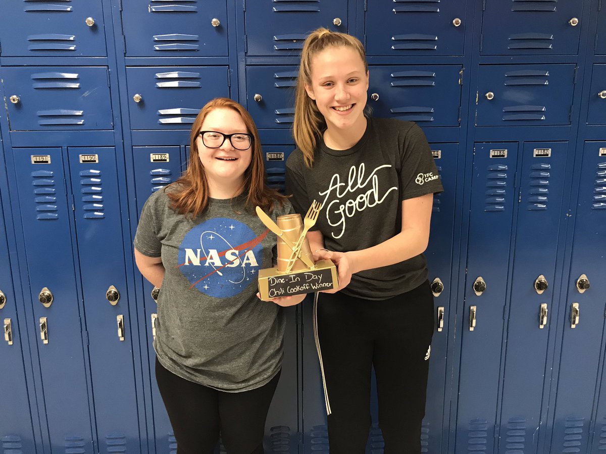 JenniferHart_OV's tweet photo. Winners of our #FCSDAY Dine-in Day chili cook-off. In case you’re wondering, yes, their chili had noodles. Congratulations MaryRose and Katie! #FCCLA #socsowen #healthyfamselfie https://t.co/HL4OOGb7mr