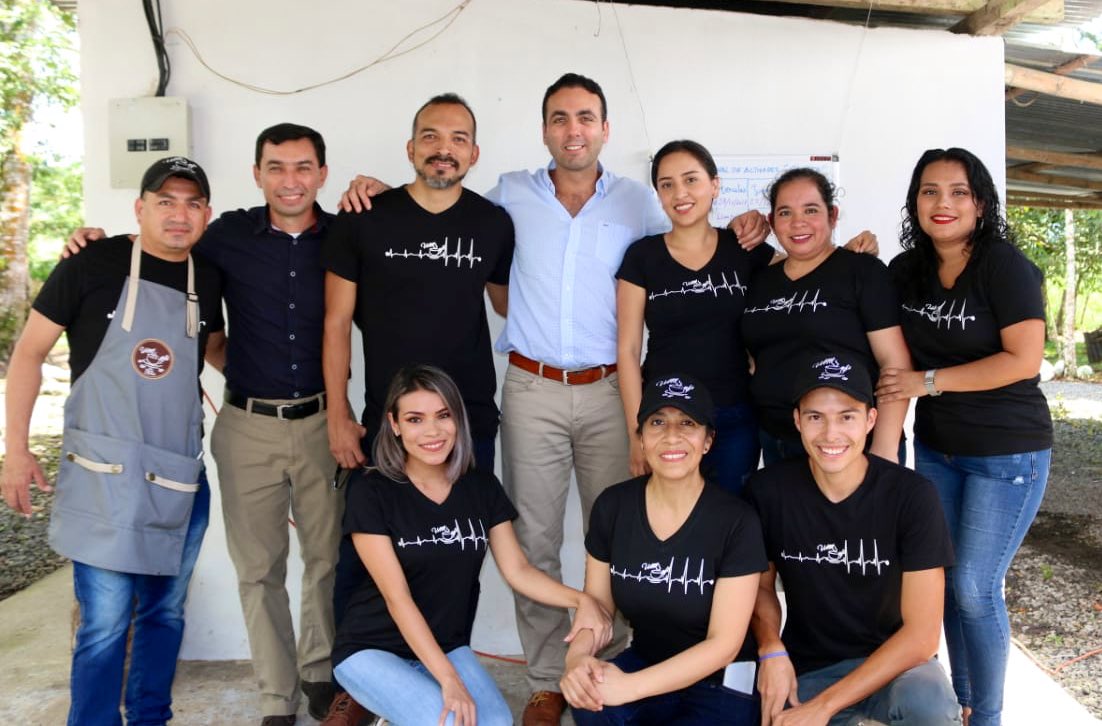 #Macas | Ministro <a href="/CampanaPablo/">Pablo Campana Sáenz</a> visita las instalaciones de #VamCafé, microempresa del Vicariato Apostólico de Méndez, que busca fortalecer la asociatividad en la cadena productiva cafetalera de #MoronaSantiago.