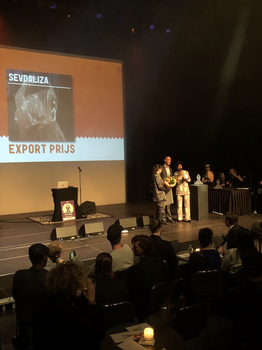 Popunie's tweet photo. De wethouder van onderwijs, cultuur en toerisme @SaidKasmiD66 reikt de Exportprijs uit aan #sevdaliza @sevdalizanews #rdammusicawards18 Volg de Rotterdam Music Awards live via https://t.co/x6Pxtb2Dhv https://t.co/EvqyAJBQcl