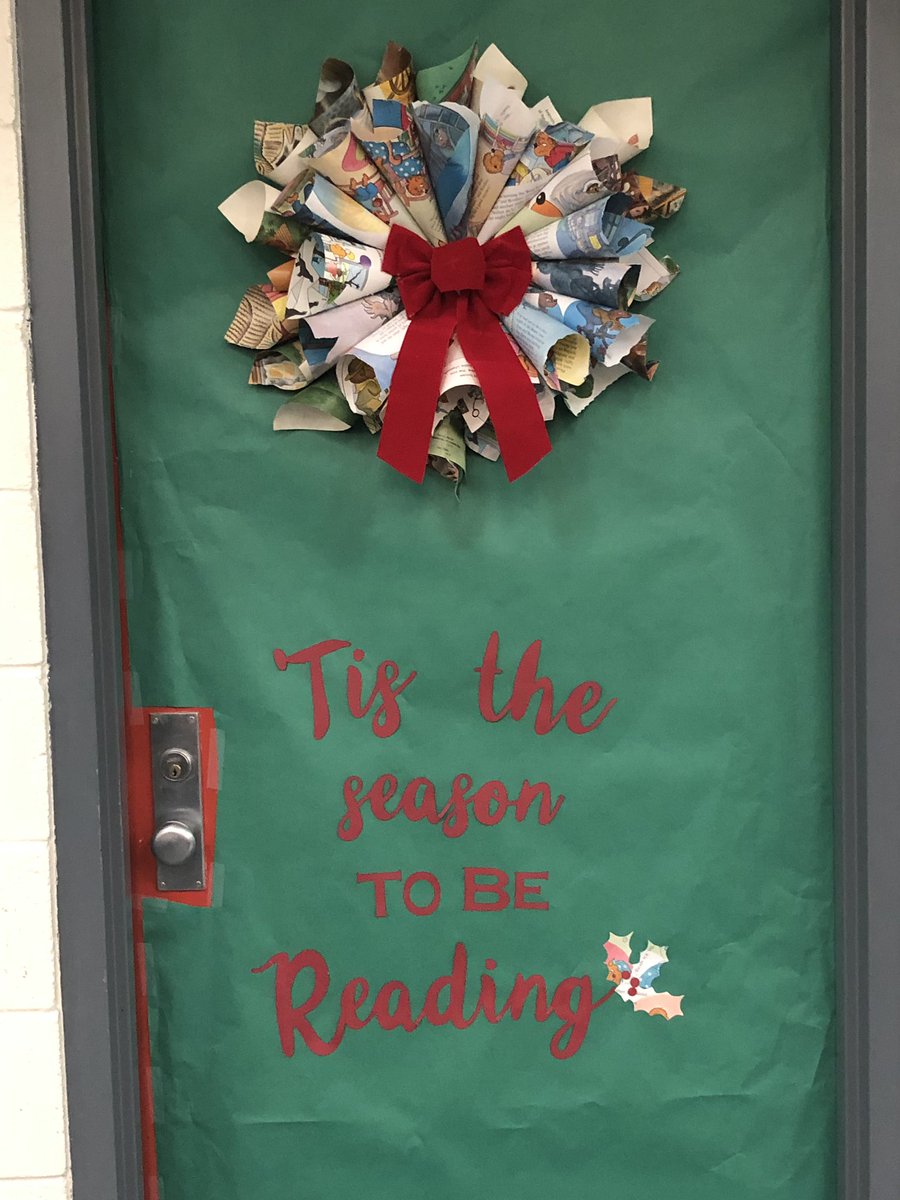 MrsHendReads's tweet photo. Recycled an old nasty book for this year’s door competition! #tistheseason #blantonlib https://t.co/v2cSKBCmCv
