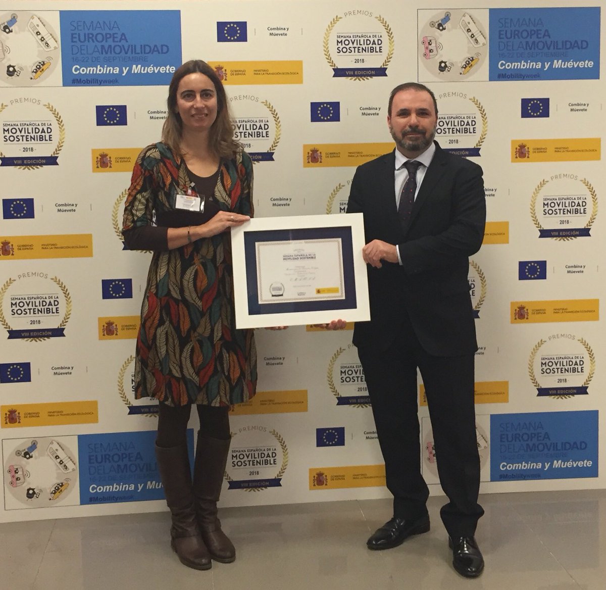 maylopez27's tweet photo. 🥇 #PremioSEM 2018 “Oro” Categoría Empresa a @emasesa. 👏👏👏Mi más sincera enhorabuena a @jghinojo (gran profesional y gran persona, Premio Gestor Flotas @AEGFA1 2015) y a todo el equipo de @emasesa. Premio más que merecido a una gran labor en pro de la #MovilidadSostenible https://t.co/7j94MlQQ7N