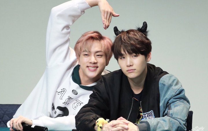 relatableyoongi's tweet photo. My two moods

#OurEpiphanyJin #석진이는_온_세상의_빛 #HappyJinDay https://t.co/eu9Rc3cWI8