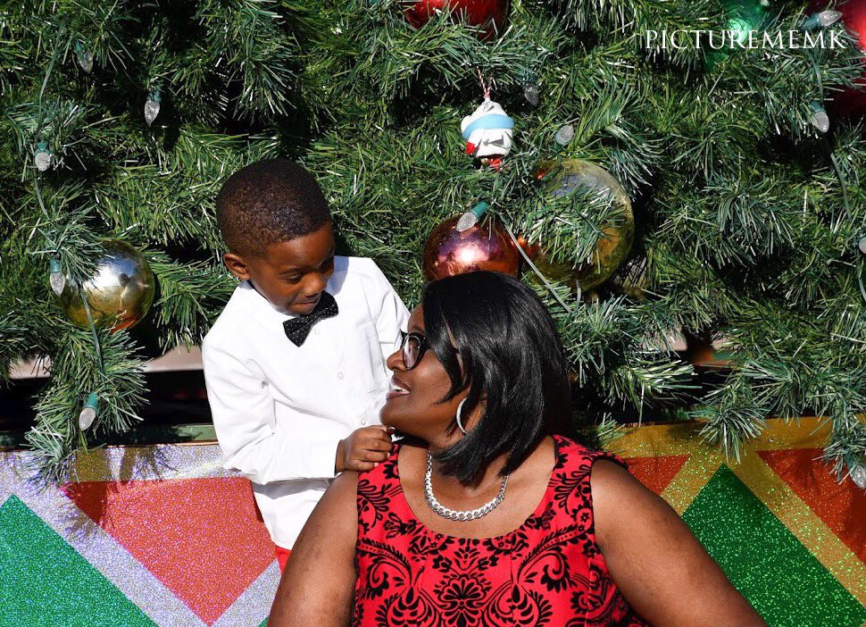 Picturememk's tweet photo. It’s beginning to look a lot like Christmas 😍❤️ Christmas ‘18 photoshoot with Micah and his amazing MeMe 🎄 https://t.co/vwPga1iYst
