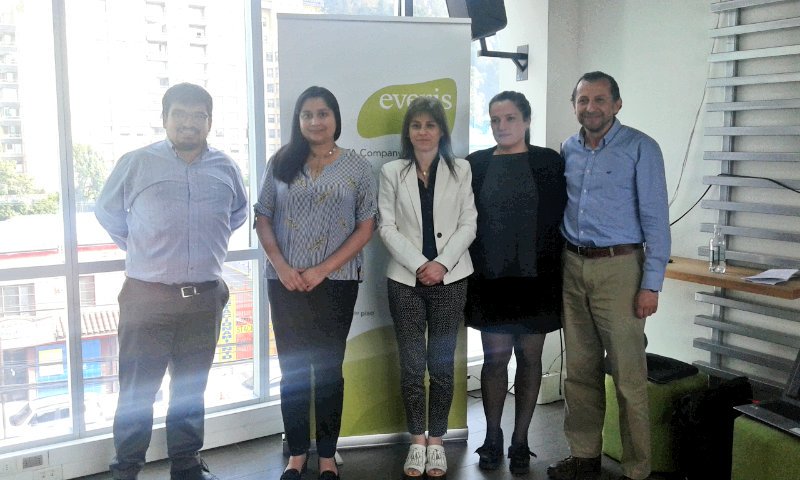 MMEG_Biobio's tweet photo. [#AHORA] Carolina Penela, tecnóloga médica UdeC y emprendedora, explica a Seremi Marissa Barro (@barro_q), en #BioHIC de @everis detalles sobre el proyecto #Skinnet que previene accidentes hospitalarios #AgendaMujer #ChileLoHacemosTodos https://t.co/wqk5uIuvfe