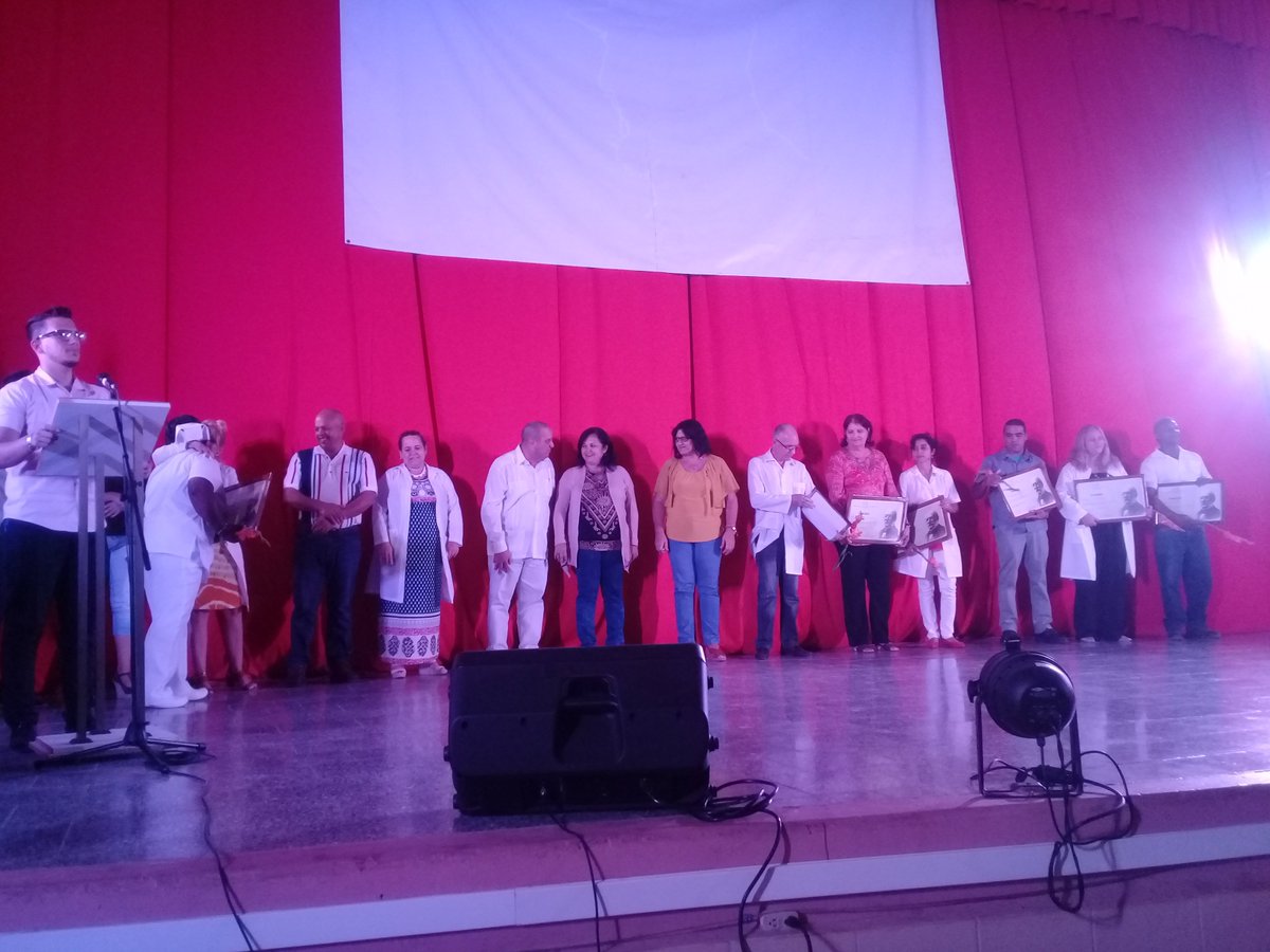 Fueron reconocidos los trabajadores del sector más destacos en el presente año #2018 durante el acto del #DiaMedicinaAL desarrollado en la <a href="/UCMCienfuegos1/">Universidad de Ciencias Médicas de Cienfuegos</a>. Honrar, honra. <a href="/MINSAPCuba/">Ministerio de Salud Pública de Cuba</a> <a href="/InfomedCuba/">InfomedCuba 🇨🇺</a> <a href="/japortalmiranda/">José Angel Portal Miranda</a> <a href="/UJCuba/">UJC</a>