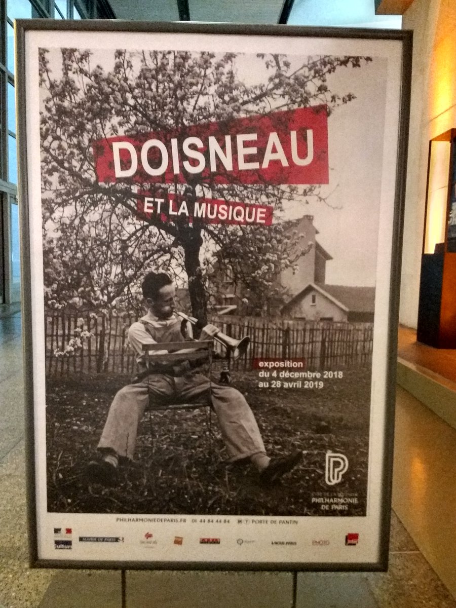 Parichanette's tweet photo. 今夜はフィルハーモニーのエキシビジョンDoisneau et la musiqueに来ています。古き良き時代のパリで活躍したミュージシャンたちの写真がたくさん飾られています。パリチャンでワークショップを行ってるバシェの姿も✨控えめに言って…しびれました！！音楽っていいなぁ❤ https://t.co/xs3AdBwL30