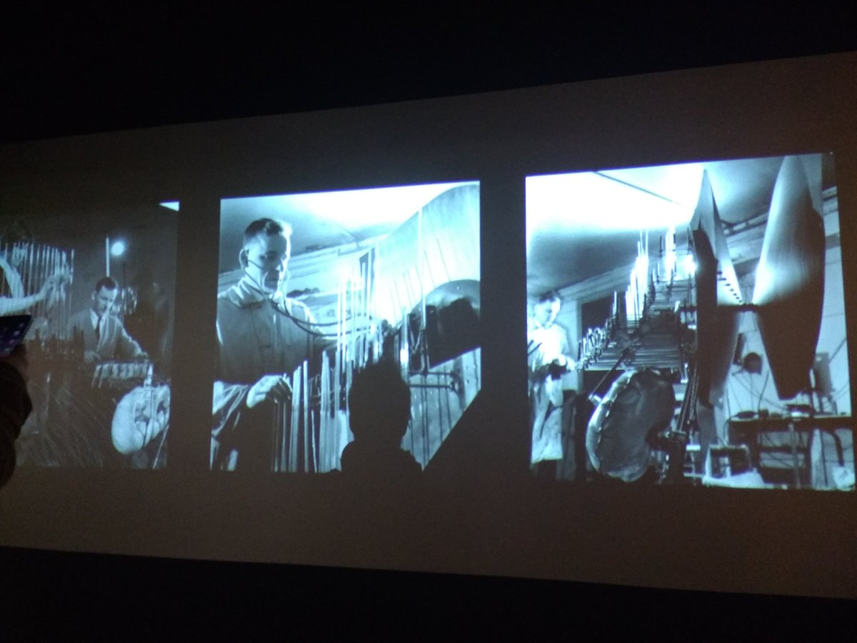 Parichanette's tweet photo. 今夜はフィルハーモニーのエキシビジョンDoisneau et la musiqueに来ています。古き良き時代のパリで活躍したミュージシャンたちの写真がたくさん飾られています。パリチャンでワークショップを行ってるバシェの姿も✨控えめに言って…しびれました！！音楽っていいなぁ❤ https://t.co/xs3AdBwL30