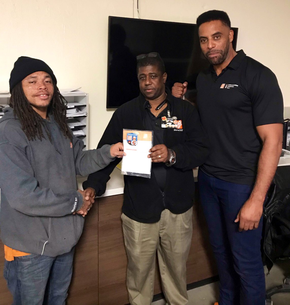 #Homer courtesy of <a href="/MBrichantD87/">Matt Brichant</a> for my guy MET Supervisor <a href="/oneilbrown2014/">Oneil Brown</a> aka The Boss. 👏👏👏. Looking fwd to another productive week! ... And s/o to <a href="/coxbobbiejo2003/">Bobbie Jo cox</a> for hooking me up w/the MET Supervisor shirt that has me looking kinda buff 👀💪
#HomeDepot #LetsDoThis