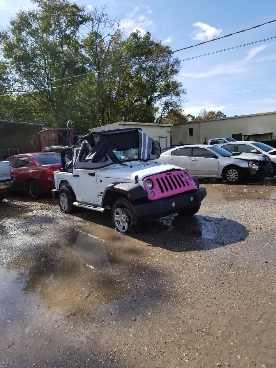 DaniVandal's tweet photo. Thank you @Jeep @Chrysler for keeping my mom safe during this awful accident. I’ve already lost my dad and sister, can’t bear to lose mom, too. Now to get to her so I can take care of her ❤️ https://t.co/Dyj9L6cA3T